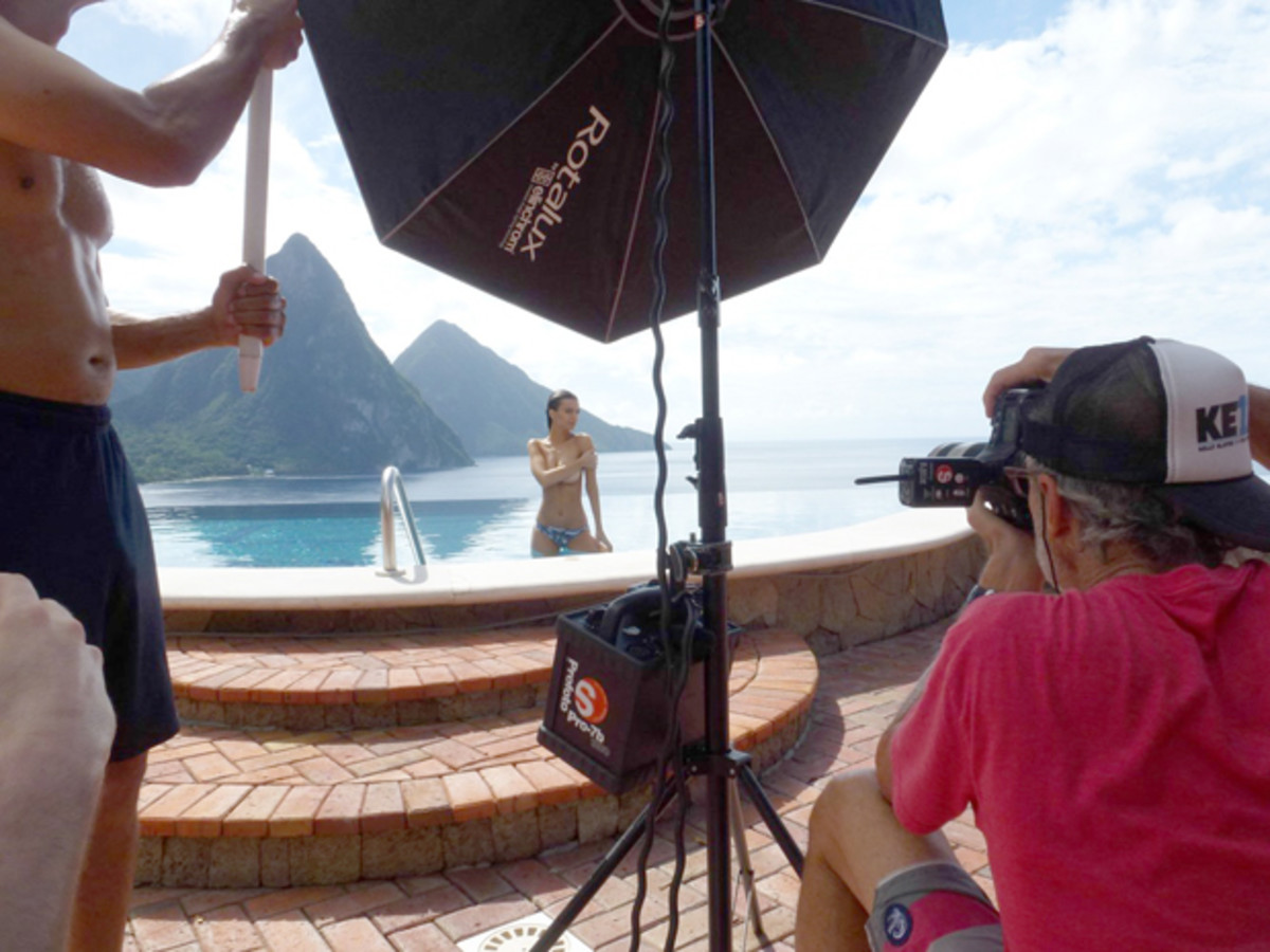 emily-ratajkowski-bts-st-lucia-sm-3.jpg
